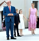 5-S.A.S.le Prince devant les Monégasques accompagné de S.A.S. la Princesse Charlène, le Prince Héréditaire Jacques et la Princesse Gabriella.png