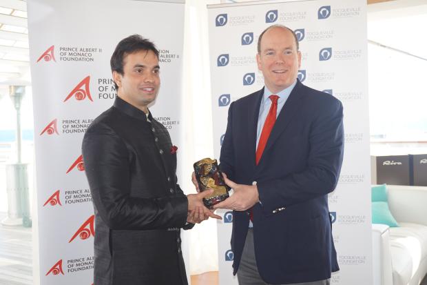 S.A.S. Le Prince Albert II de Monaco décerne le Prix 2015 du Prince pour la Philanthropie Innovante à Amitabh Shah de YUVA Unstoppable